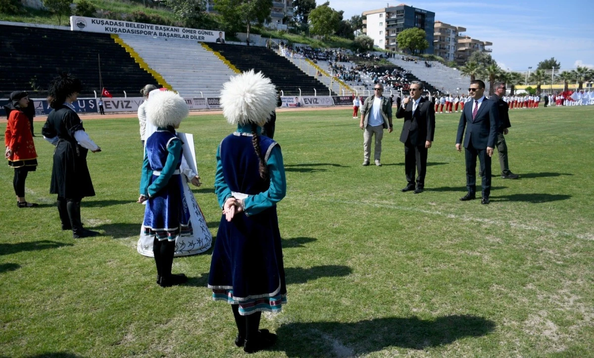 Kuşadası’nda 19 Mayıs kutlamaları renkli görüntülere sahne oldu