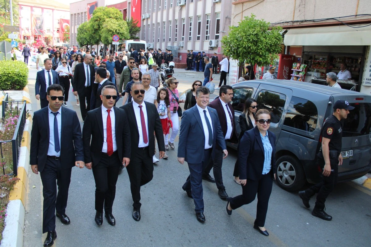 Gençlerin gösterileri ayakta alkışlandı