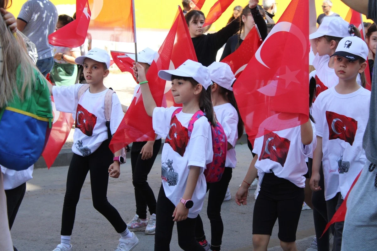 Gençlerin gösterileri ayakta alkışlandı