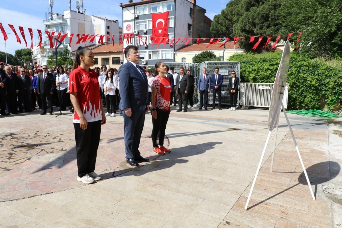 Gençlerin gösterileri ayakta alkışlandı