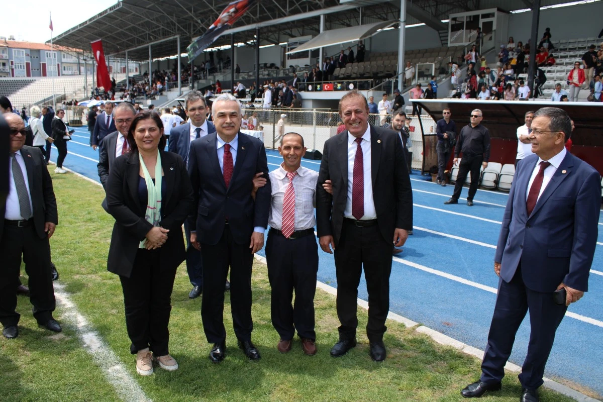 Gençlerin gösterileri ayakta alkışlandı