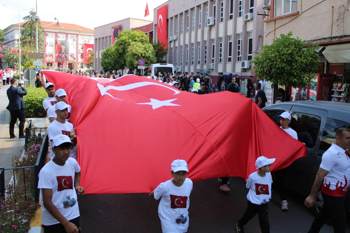 Gençlerden 100 metrelik dev Türk bayrağı