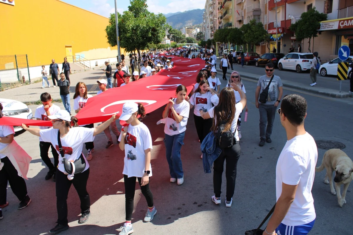Gençlerden 100 metrelik dev Türk bayrağı