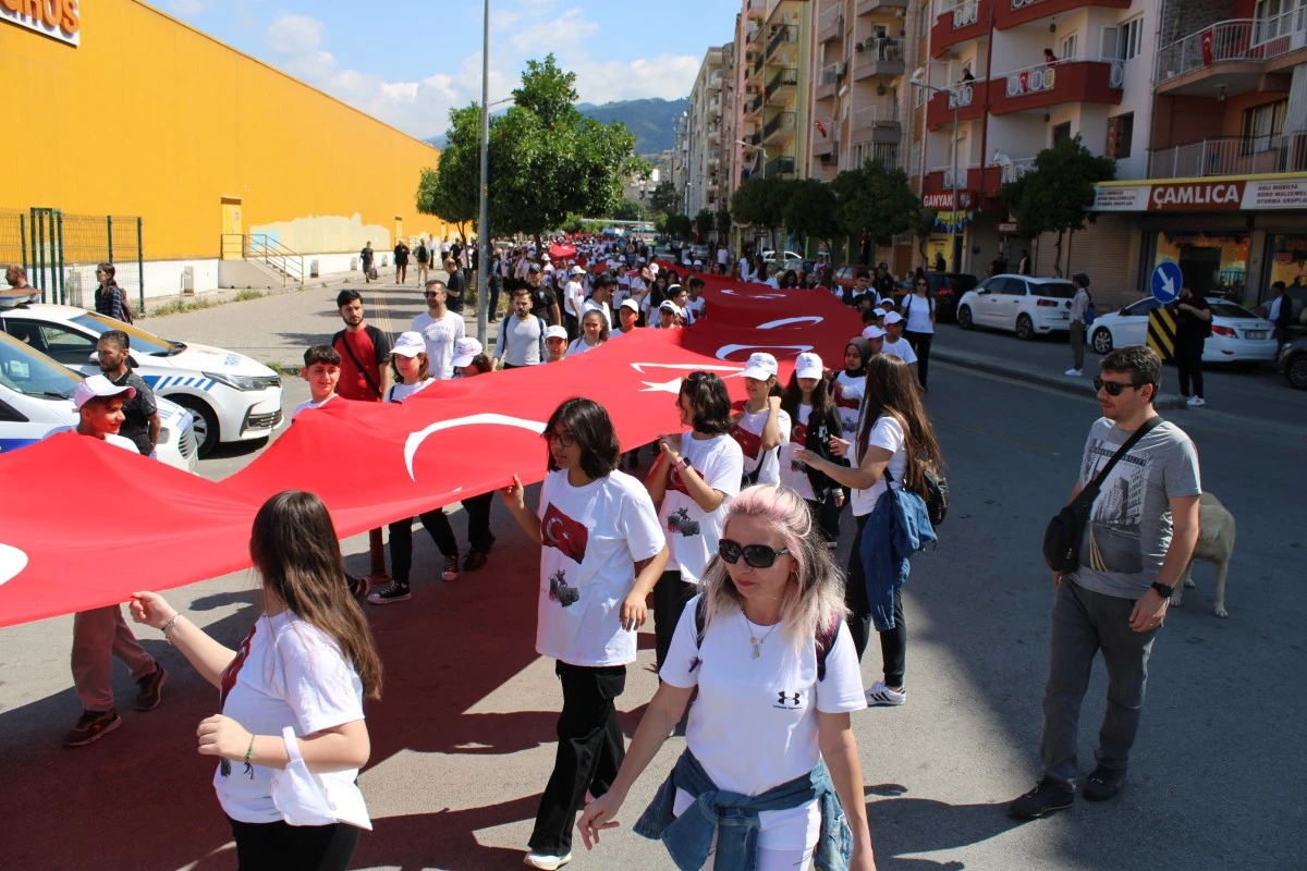 Gençlerden 100 metrelik dev Türk bayrağı