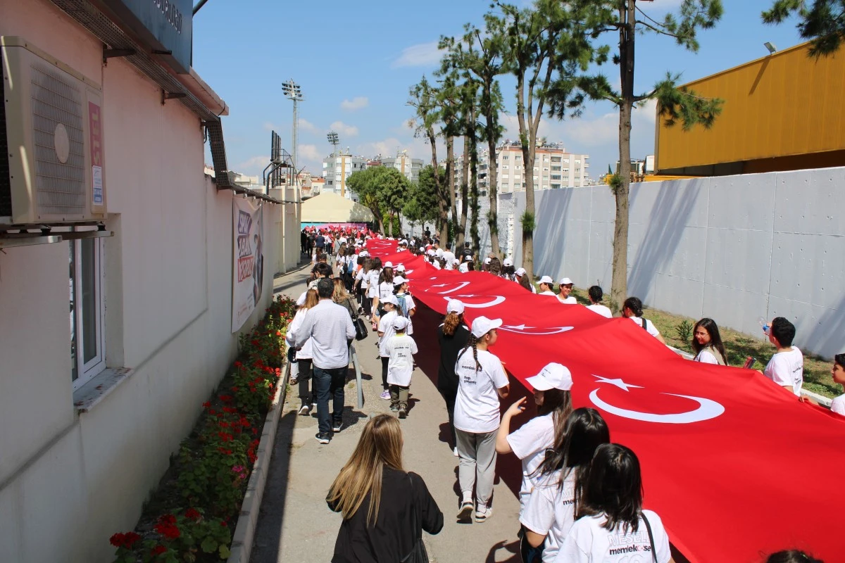 Gen&ccedil;lerden 100 metrelik dev T&uuml;rk bayrağı