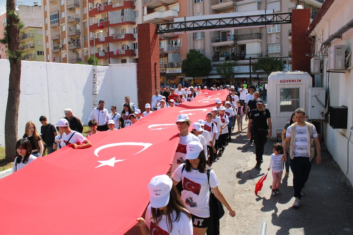 Gençlerden 100 metrelik dev Türk bayrağı