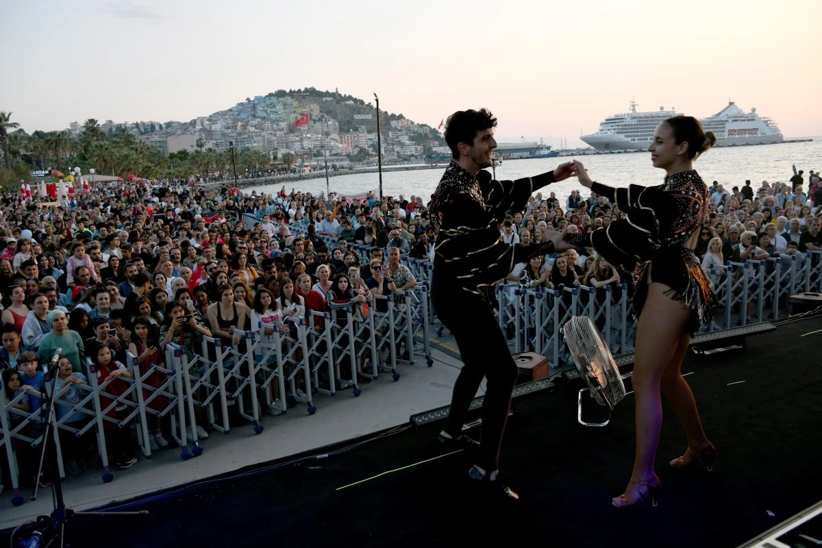 Kuşadası'nda 19 Mayıs coşkusu Derya Uluğ konseriyle zirveye çıktı