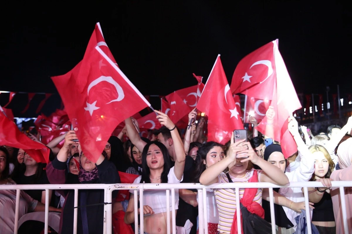 Aydın'da gençler, 19 Mayıs'ı coşkuyla kutladı