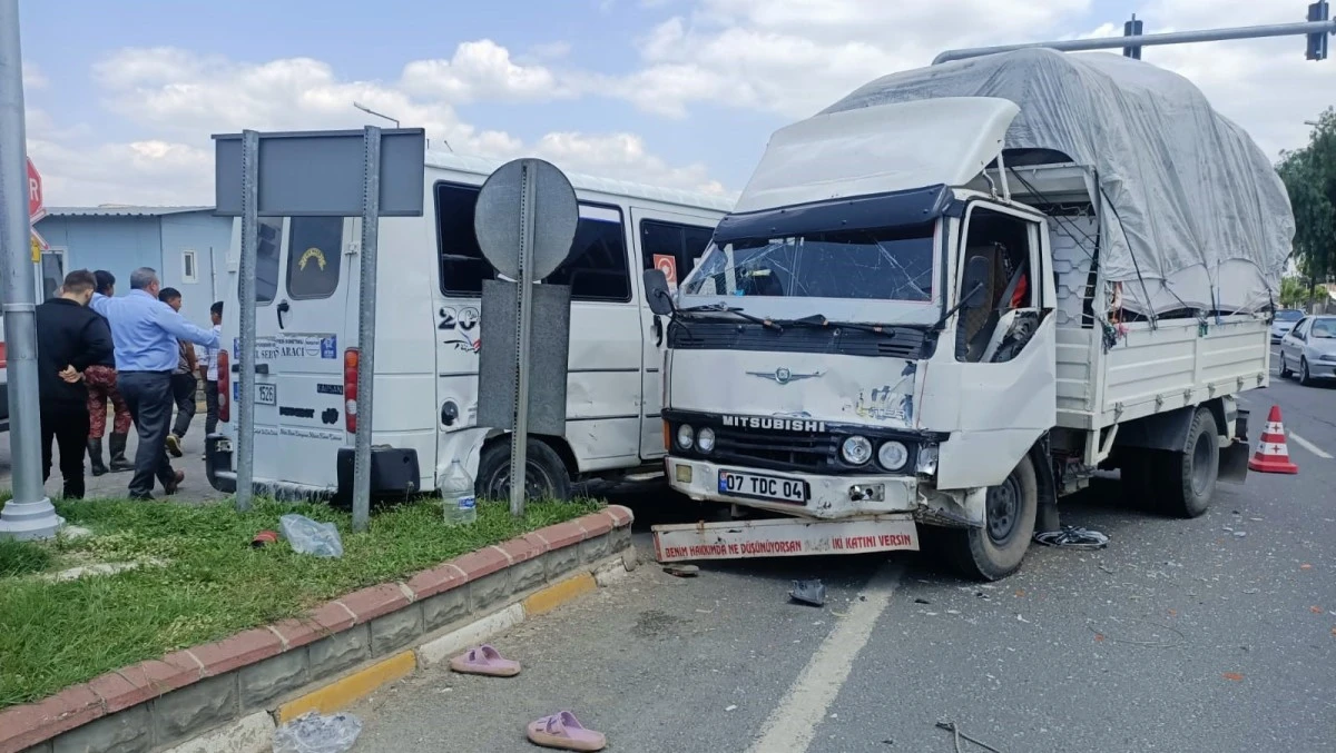 Tarım işçilerine taşıyan minibüs ile kamyonet çarpıştı: 9 yaralı