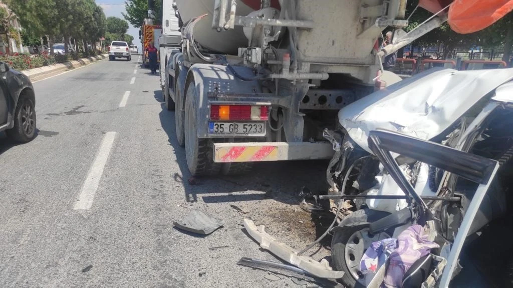 Otomobil, beton mikseri ile çarpıştı: 1 yaralı