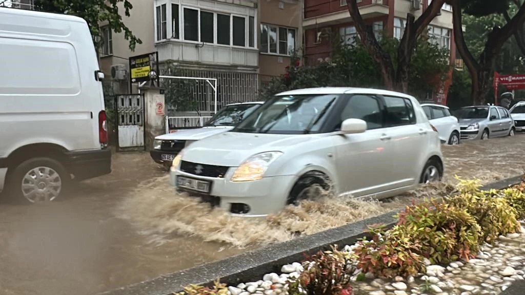 Aniden bastıran yaz yağmuru hayatı felç etti