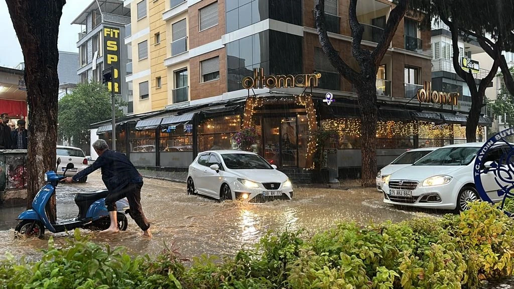 Aniden bastıran yaz yağmuru hayatı felç etti