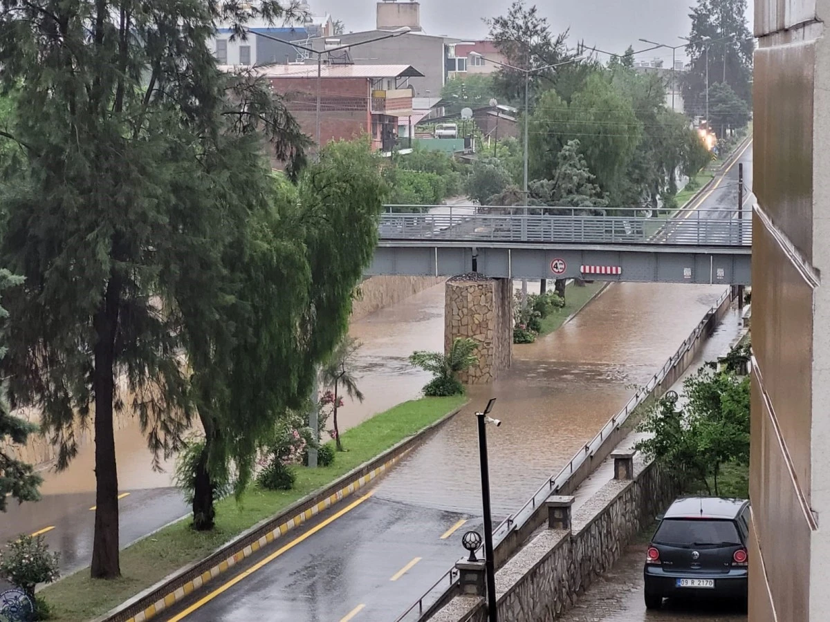 Aniden bastıran yaz yağmuru hayatı felç etti