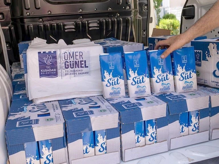 Kuşadası Belediyesi’nden çocuklara 16 bin 500 litre süt desteği