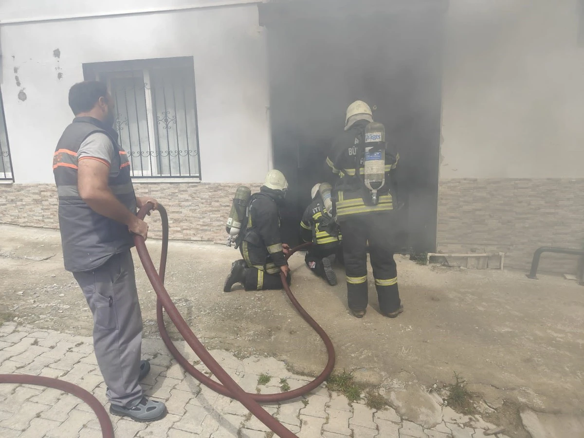 Kuşadası'nda ev yangını: 4 kişi dumandan etkilendi 