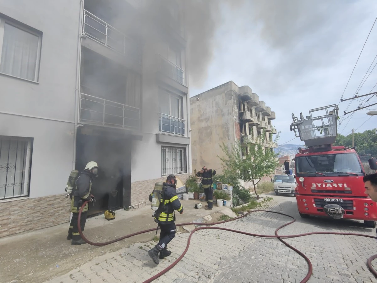 Kuşadası'nda ev yangını: 4 kişi dumandan etkilendi 