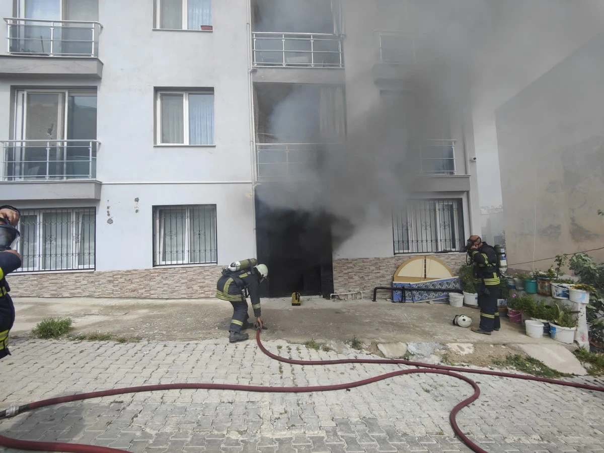 Kuşadası'nda ev yangını: 4 kişi dumandan etkilendi 