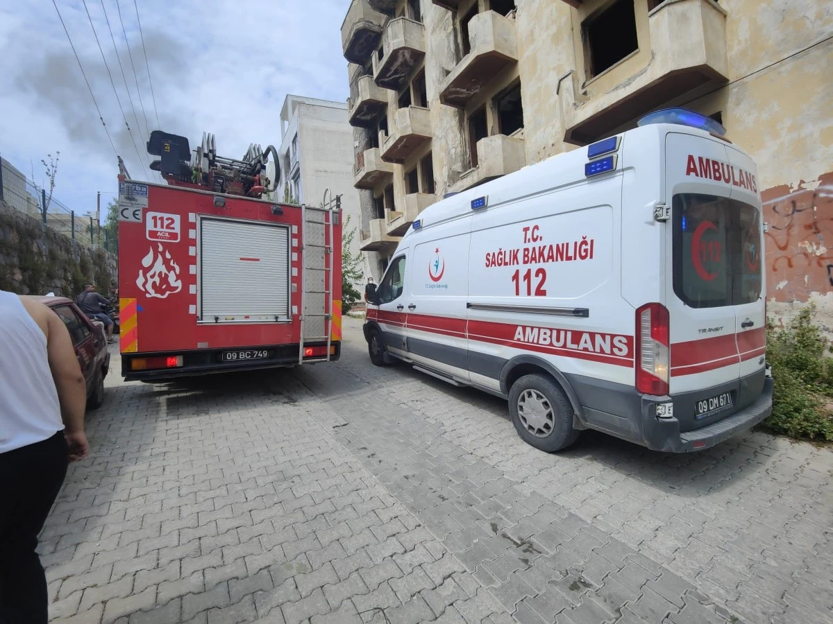Kuşadası'nda ev yangını: 4 kişi dumandan etkilendi 