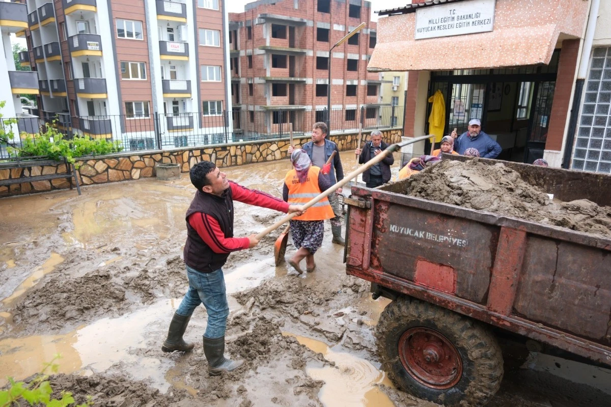 Kuyucak Belediyesi, sel sonrası yaraları sarıyor