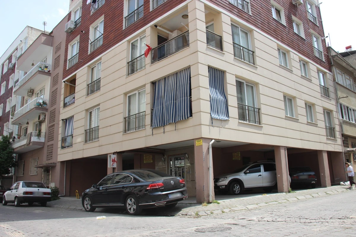 İzinsiz parklardan bıkan yönetici çareyi afiş asmakta buldu