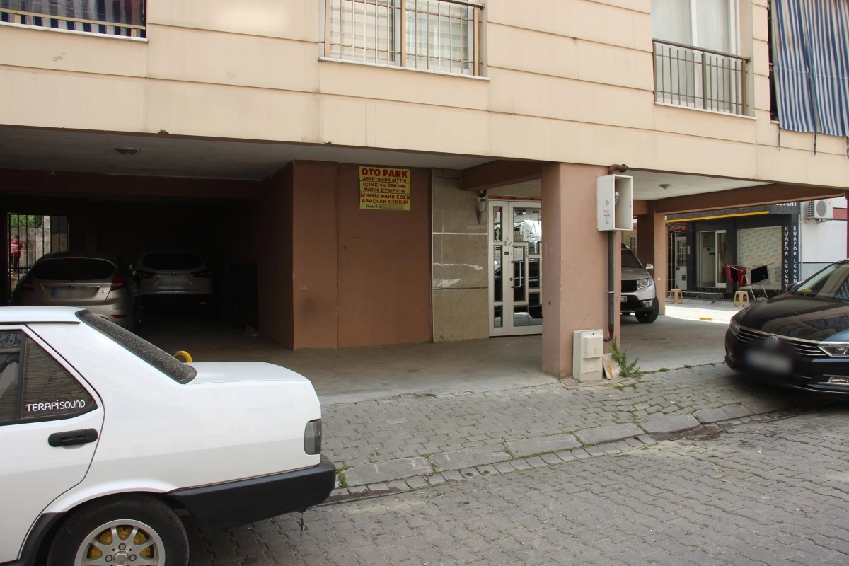 İzinsiz parklardan bıkan yönetici çareyi afiş asmakta buldu