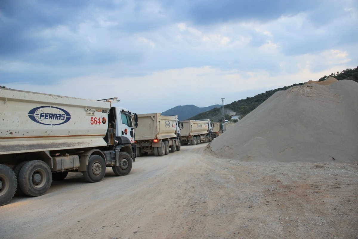 Böyle duyarsızlık görülmedi, yolun ortasına şantiye kurdular