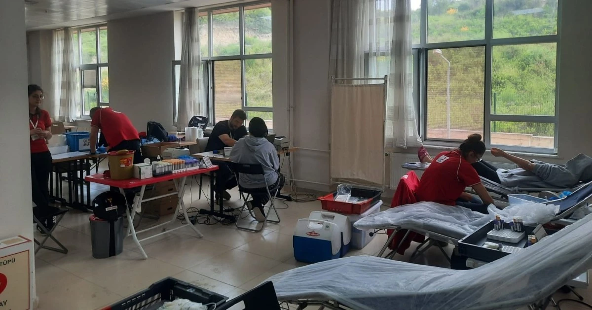 Üniversiteli gençler kan bağışına dikkat çekti