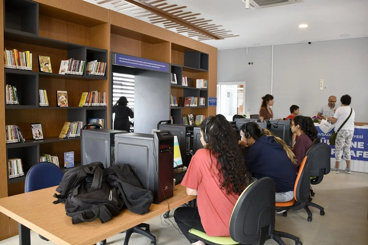 Kuşadası'ndaki Kütüphane ve Kitap Kafe her yaştan vatandaşa hitap ediyor