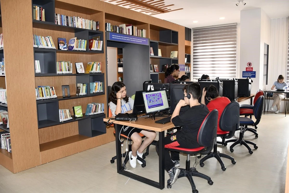 Kuşadası'ndaki Kütüphane ve Kitap Kafe her yaştan vatandaşa hitap ediyor