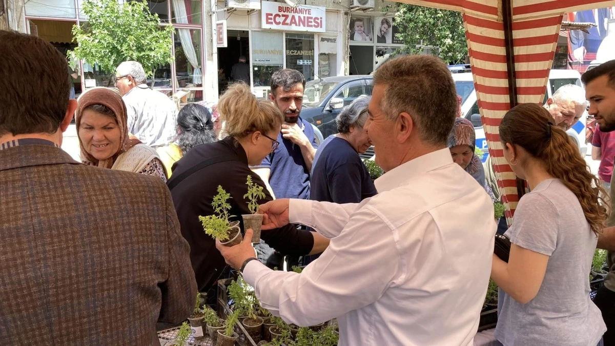 Başkan Erol, vatandaşlara fesleğen dağıttı