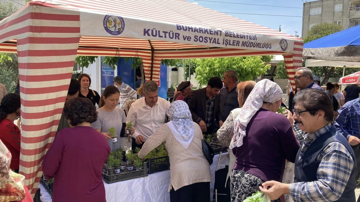 Başkan Erol, vatandaşlara fesleğen dağıttı