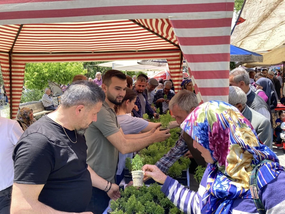 Başkan Erol, vatandaşlara fesleğen dağıttı