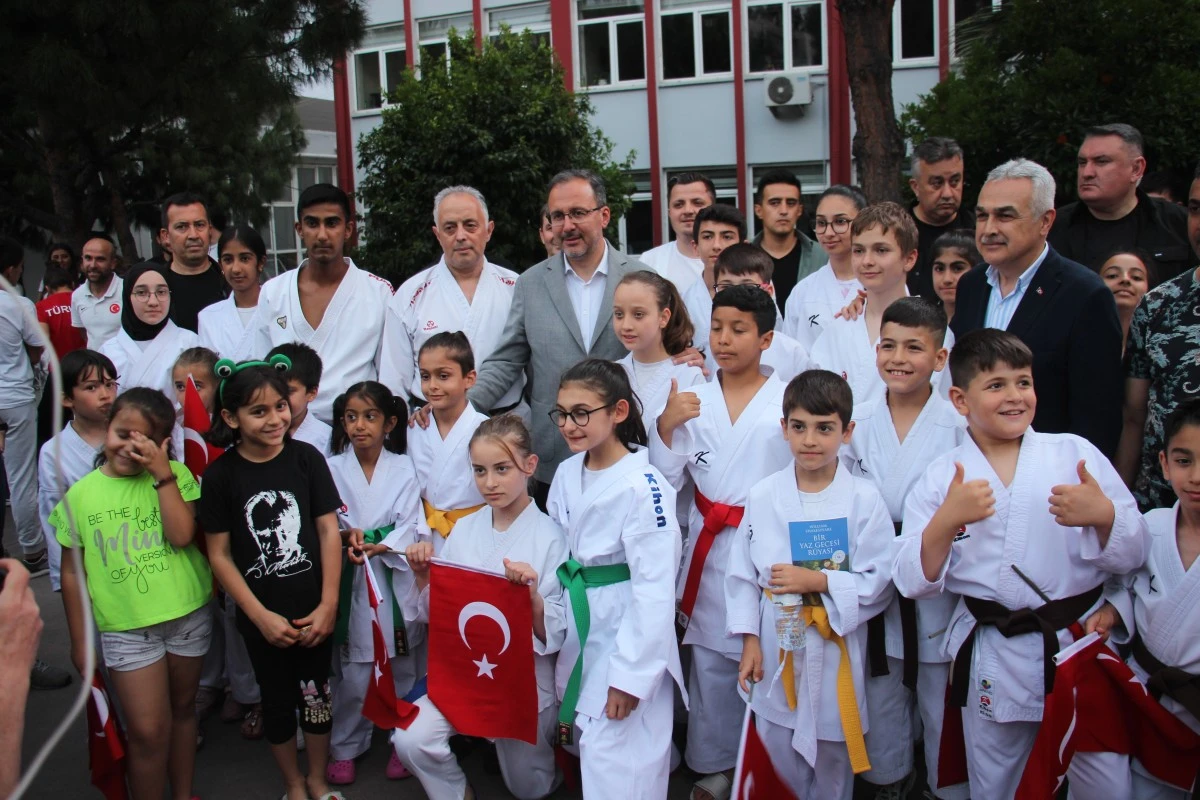 Bakan Kasapoğlu Aydın'da mehteran takımı ile karşılandı
