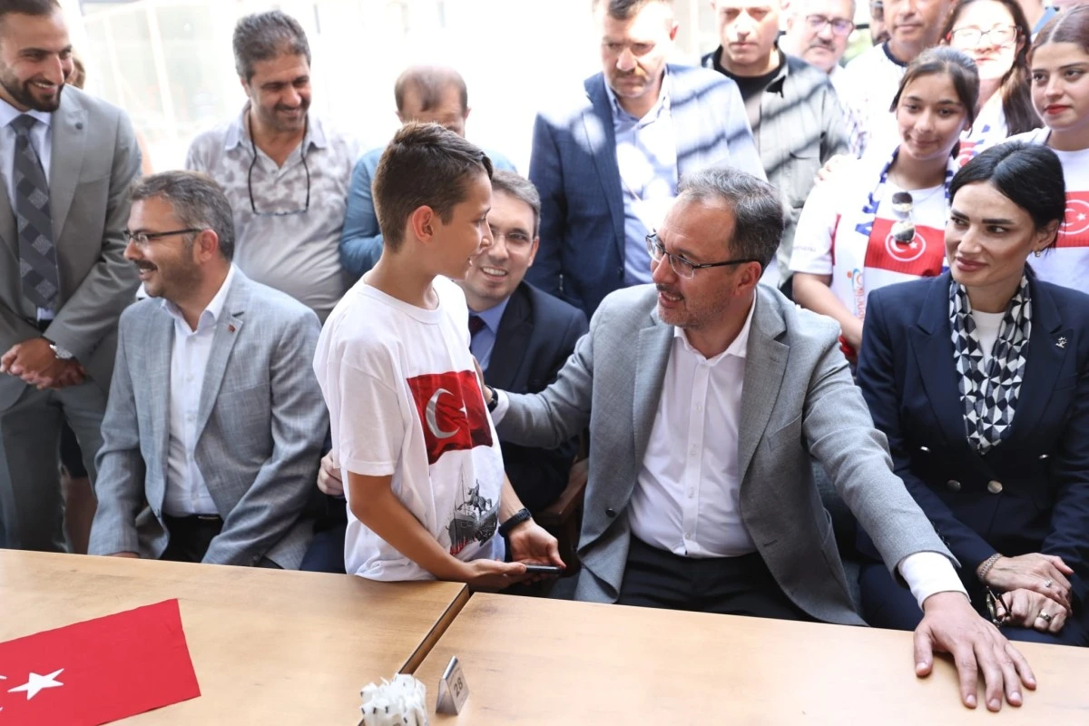 Bakan Kasapoğlu Aydın'da mehteran takımı ile karşılandı