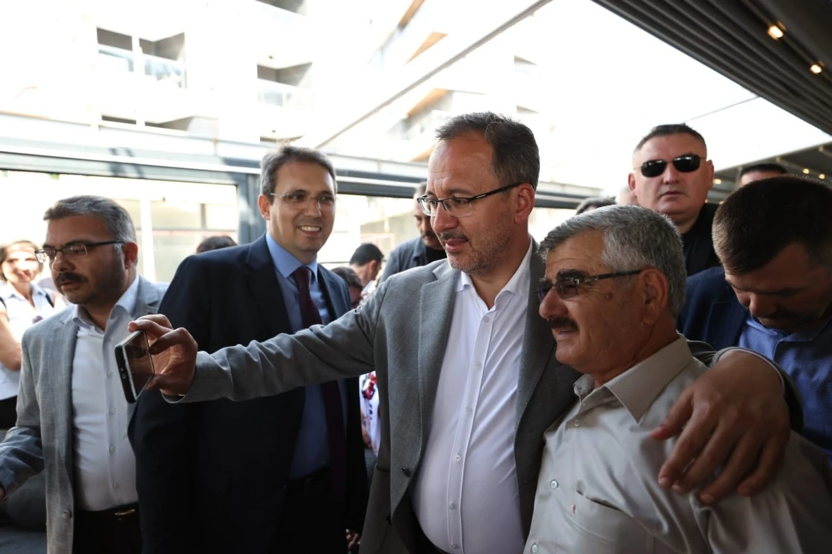 Bakan Kasapoğlu Aydın'da mehteran takımı ile karşılandı