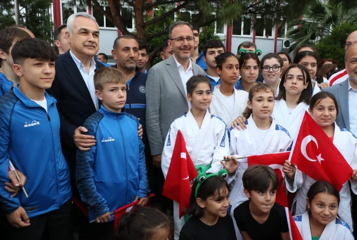 Bakan Kasapoğlu Aydın'da mehteran takımı ile karşılandı
