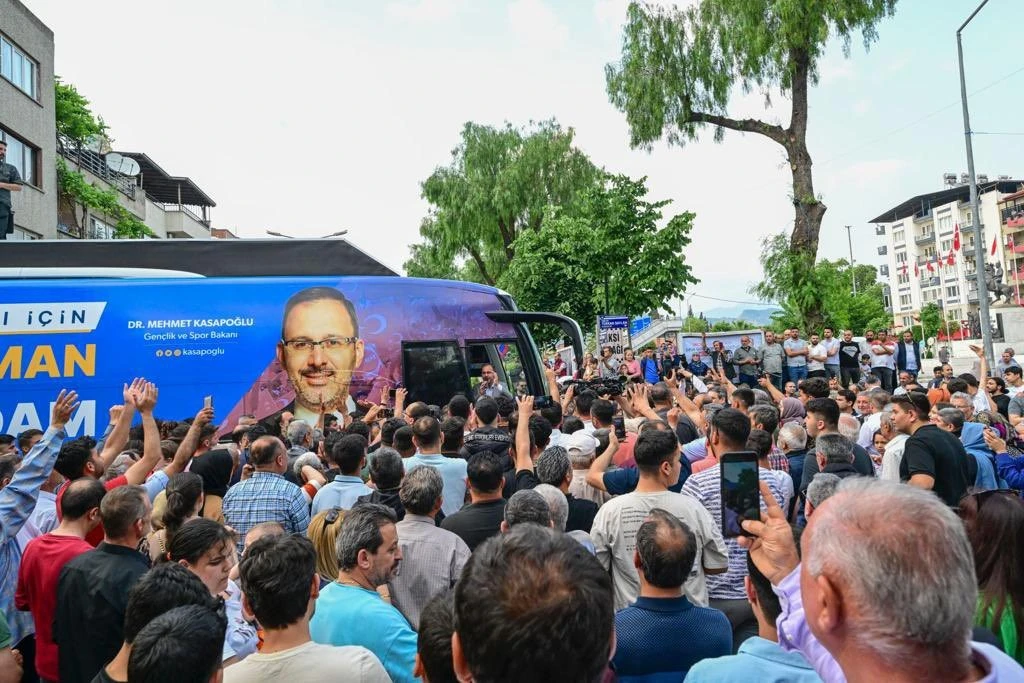 Bakan Kasapoğlu Aydın'da mehteran takımı ile karşılandı