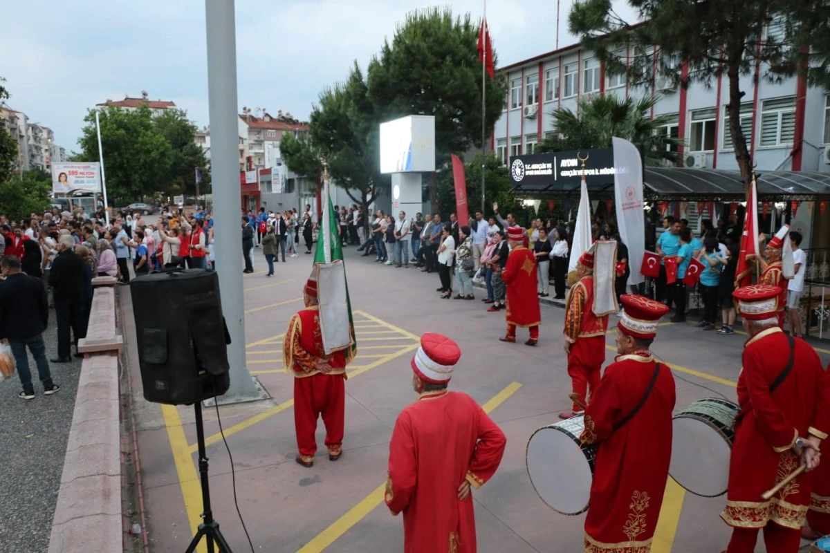 Bakan Kasapoğlu Aydın'da mehteran takımı ile karşılandı