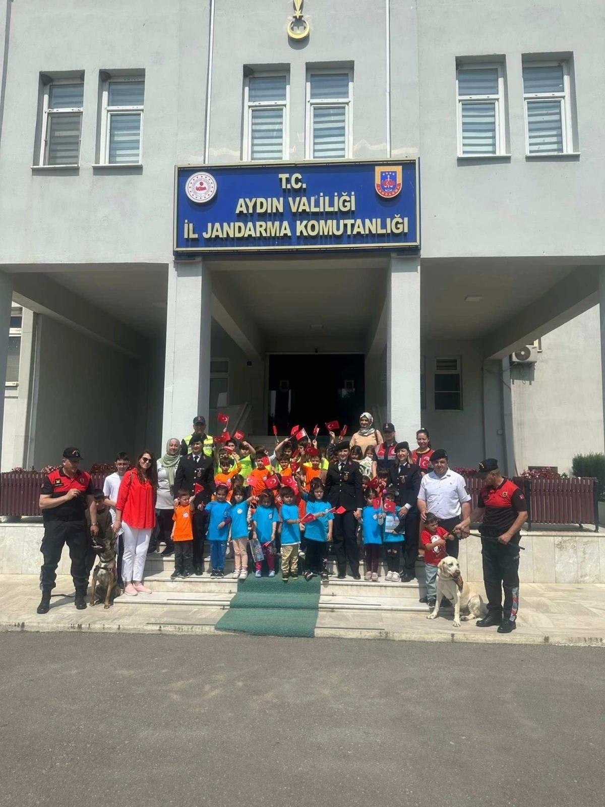 Aydın İl Jandarma Komutanlığı minik misafirlerini ağırladı