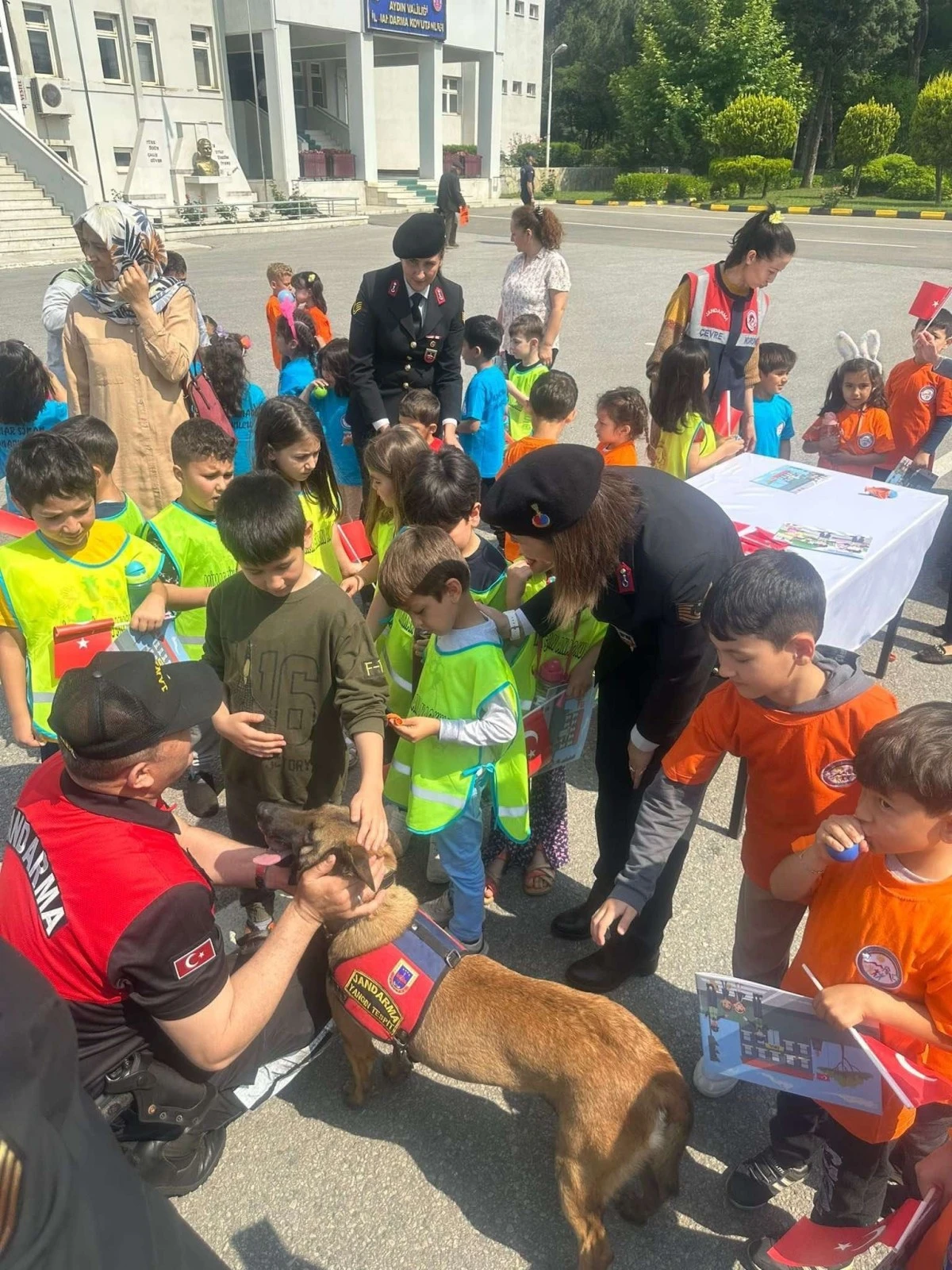 Aydın İl Jandarma Komutanlığı minik misafirlerini ağırladı