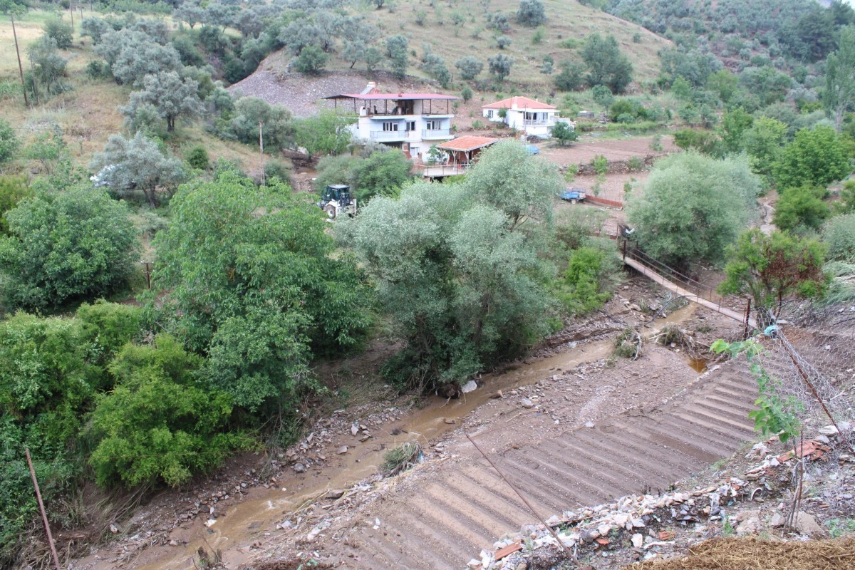 Aydın’ın incir deposu Meşeli, sel ve doluya teslim oldu