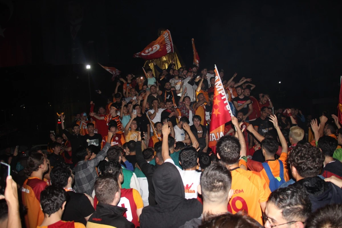 Aydın'da cadde ve sokaklar sarı-kırmızıya boyandı