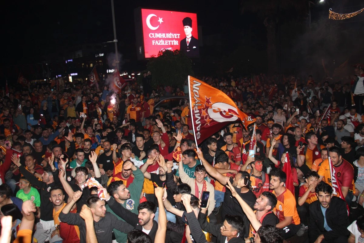 Aydın'da cadde ve sokaklar sarı-kırmızıya boyandı