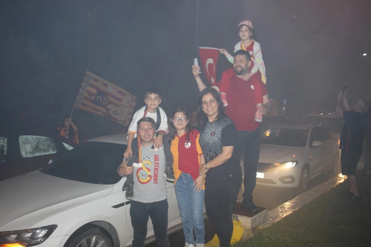 Aydın'da cadde ve sokaklar sarı-kırmızıya boyandı