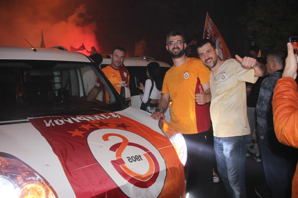 Aydın'da cadde ve sokaklar sarı-kırmızıya boyandı