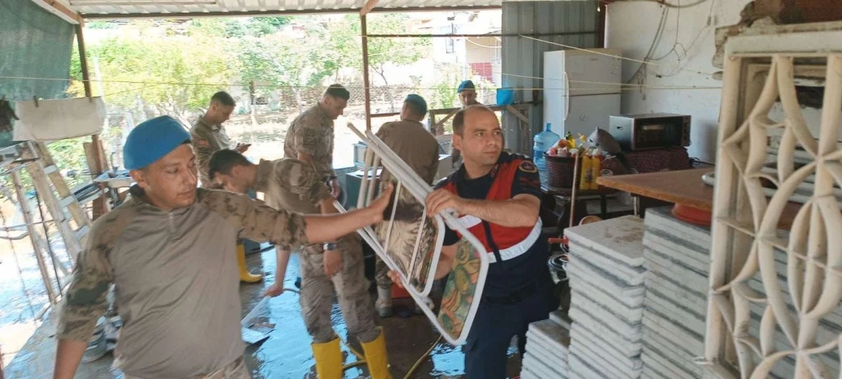 Jandarma ekiplerinden selzede vatandaşlara yardım eli