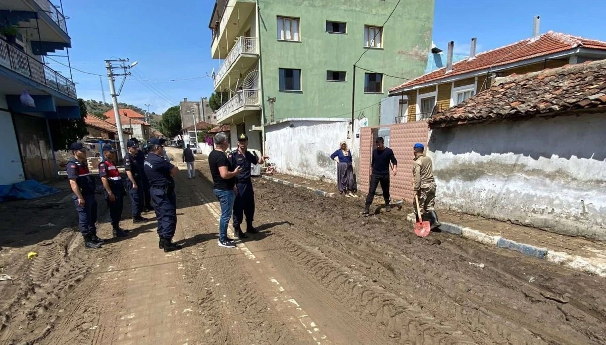 Jandarma ekiplerinden selzede vatandaşlara yardım eli