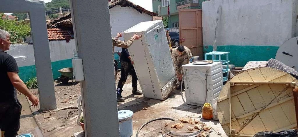 Jandarma ekiplerinden selzede vatandaşlara yardım eli