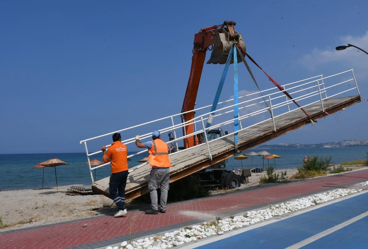 Kuşadası Belediyesi, denizde de engelleri kaldırıyor