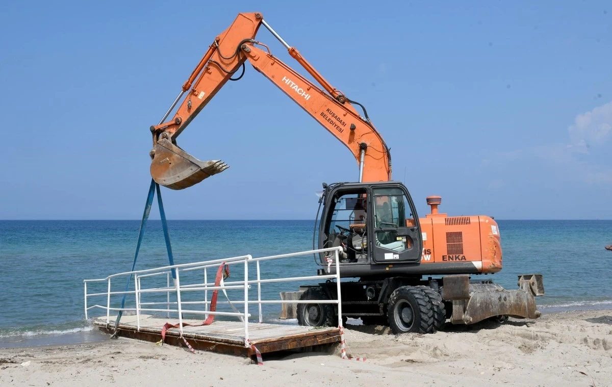 Kuşadası Belediyesi, denizde de engelleri kaldırıyor